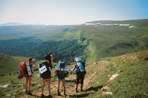 Peut-on louer une cabane en bois en Suède avec des ateliers de menuiserie et des randonnées en forêt?